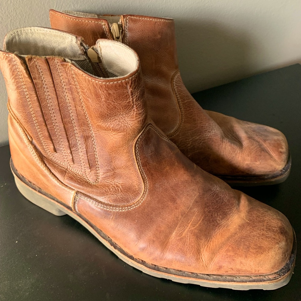 Bullboxer short boots.